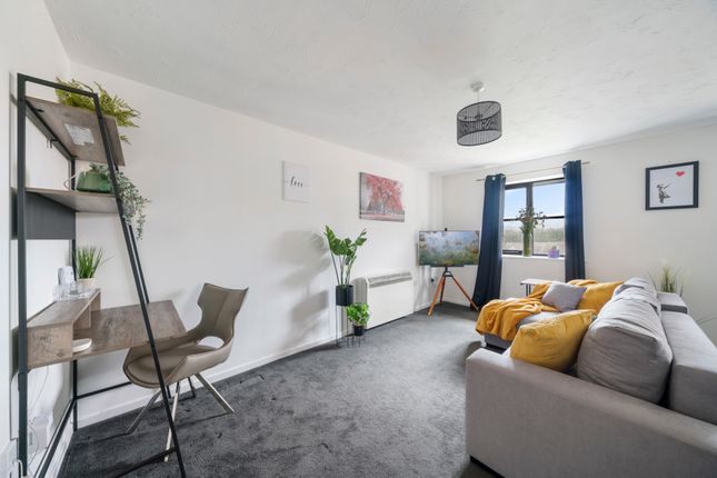 Flat to rent in Creighton Road, London