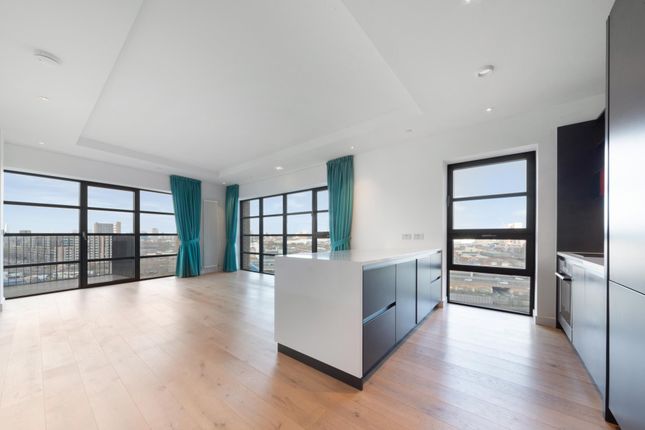 Flat to rent in Amelia House, London City Island, London