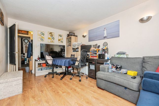 Flat 271, Russet House, Falcon Avenue, Grays photo 3