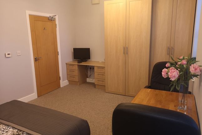 Room 4, 20 Maple Road, Poole photo 5