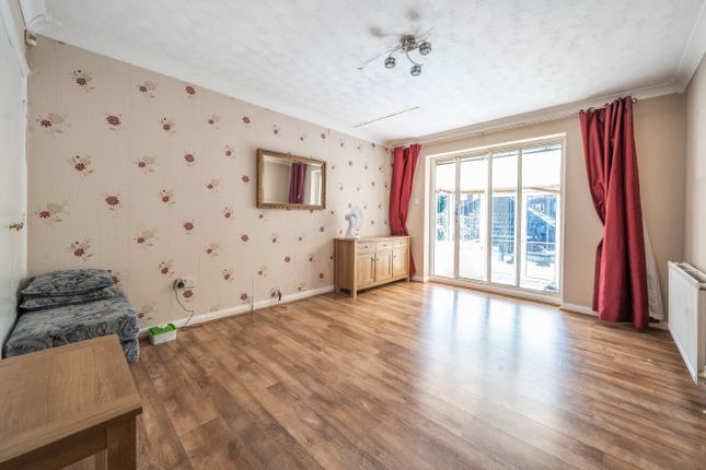 59, Huntercombe Lane North, Buckinghamshire photo 3