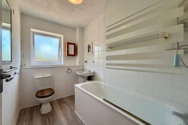 21, Bartons Way, Hampshire photo 4