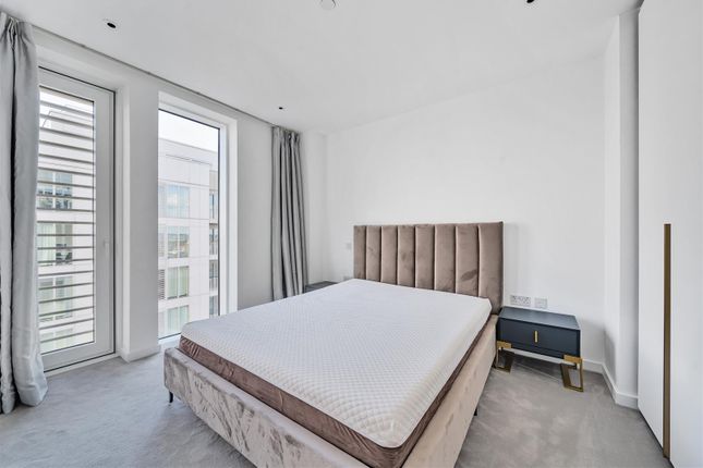Flat to rent in Bouchon Point, Silk District, 7 Cendal Crescent, London