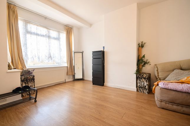 6, London Road, Feltham photo 4
