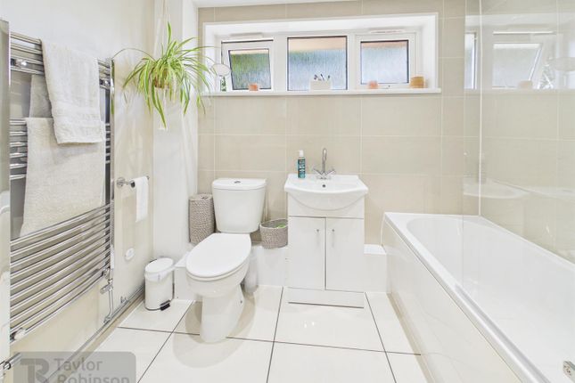 106, Warren Drive, Crawley photo 4