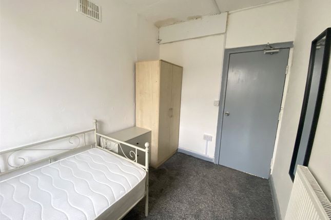 Room 5, 138, Heath End Road, Warwickshire photo 2