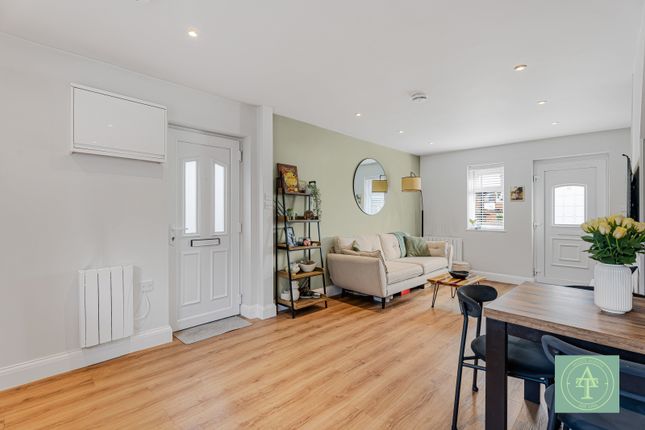 4a Barber Close, Winchmore Hill, London photo 2