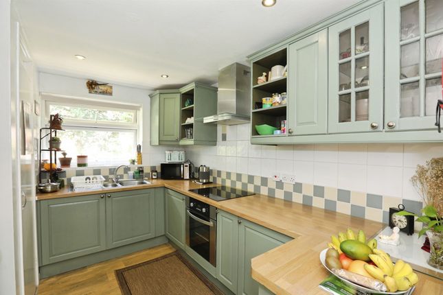 Flat 16, St Georges Court, London Road, East Grinstead photo 4