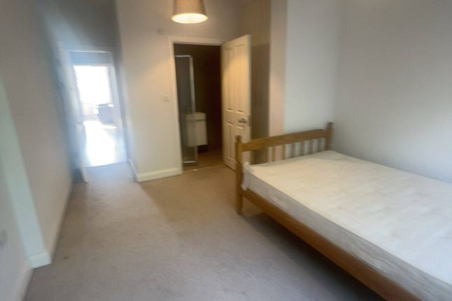 Flat 4, 19 Grange Park, London photo 4