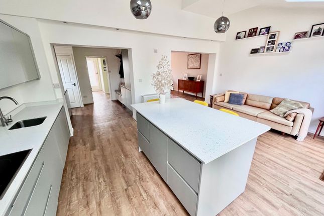 8 Willen Road, Newport Pagnell photo 2