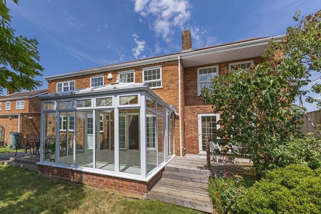 28 Brompton Drive, Maidenhead photo 2