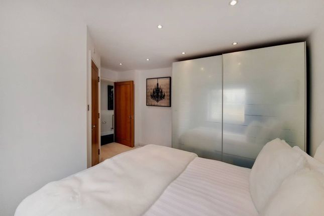 Thumbnail Flat to rent in Newport Avenue, Canary Wharf, London