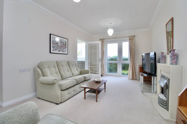 6 Knights Lodge, North Close, Lymington photo 2
