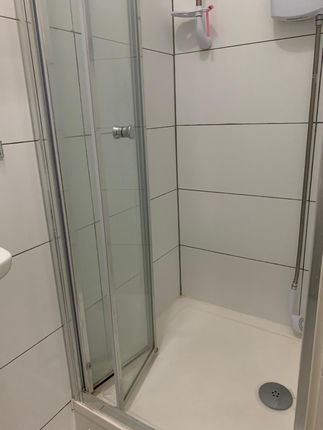 Self Contained Studio Flat Close To Ilford Town Center- Â£950 Pcm