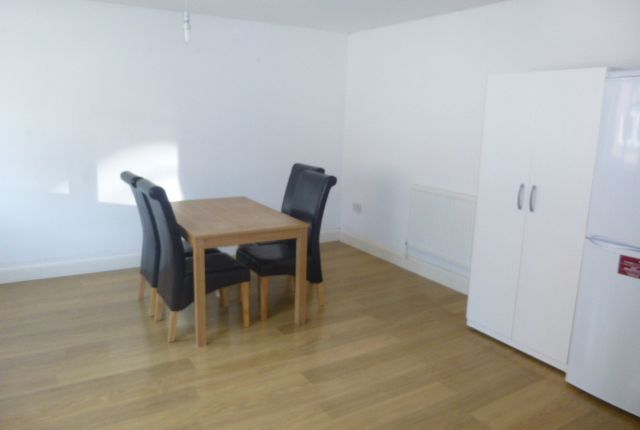 Flat 6 2a, La Rose Lane, London photo 3