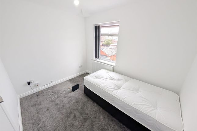 332, East Lancashire Road, Manchester photo 4