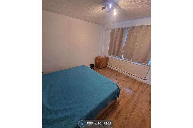 Room to rent in Camel Road, London