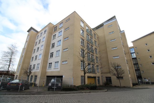 2-bed flat on 90 The Meridian, Kenavon Drive, Reading, £260,000