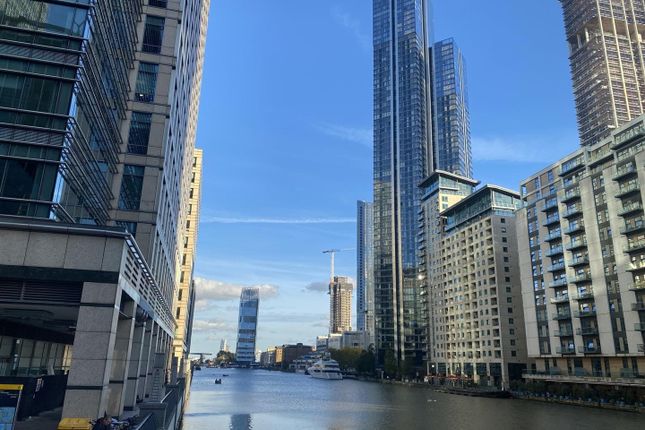 Flat to rent in Hampton Tower, South Quay Plaza, London