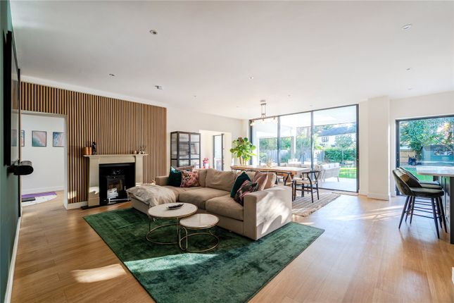 62, Garrick Close, Walton-on-Thames photo 4