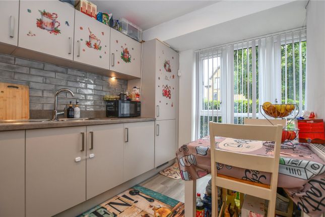 10, Mandarin Grove, Reading photo 4