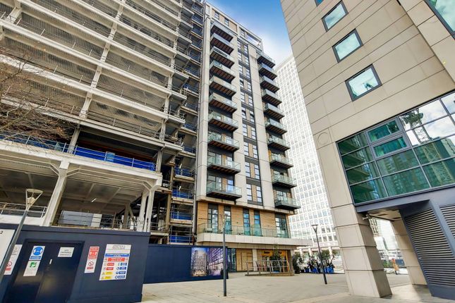 Thumbnail Flat for sale in Discovery Dock West, Canary Wharf, London