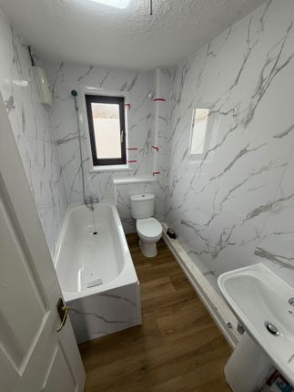28, Holden Close, Dagenham photo 4