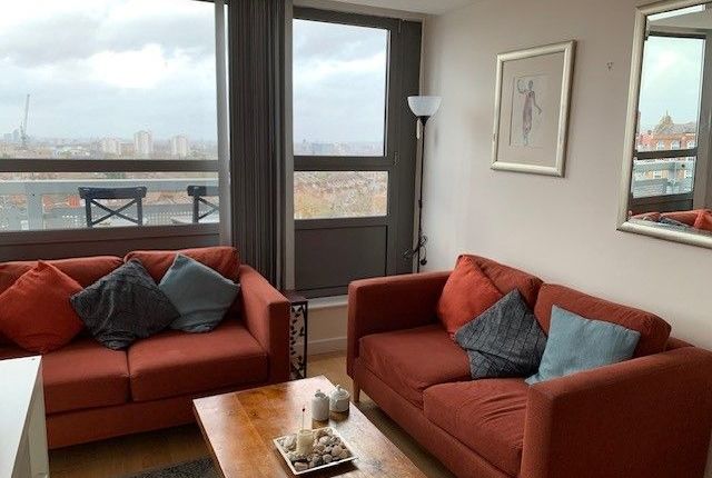 Flat to rent in Courtenay House, New Park Road