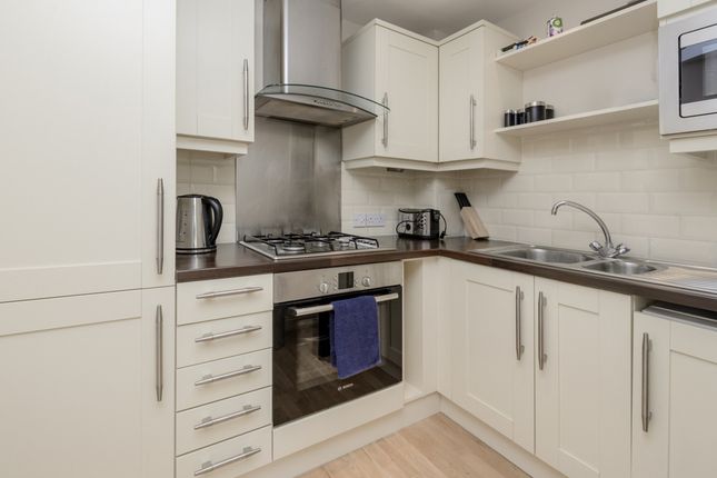 Flat 11, Gate Lodge, Parnell Way, Middlesex photo 4