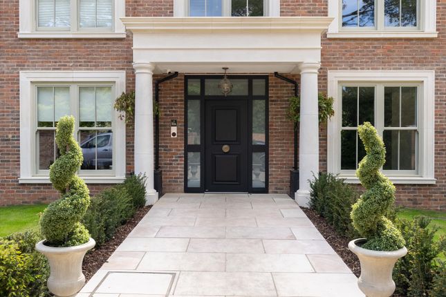 9, Leigh Court Close, Cobham photo 2