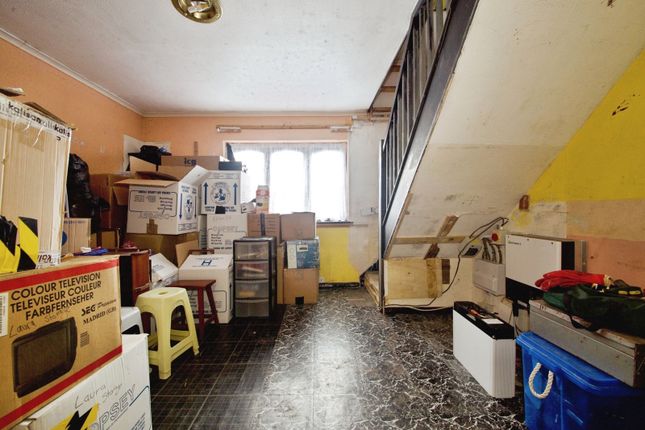 5, Lambert Court, Romford photo 3