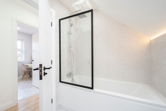 Flat for sale in Claremont Avenue, New Malden