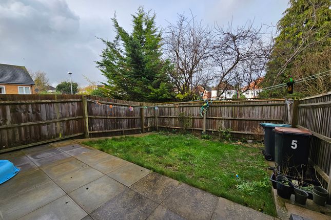 5, LUTON photo 2
