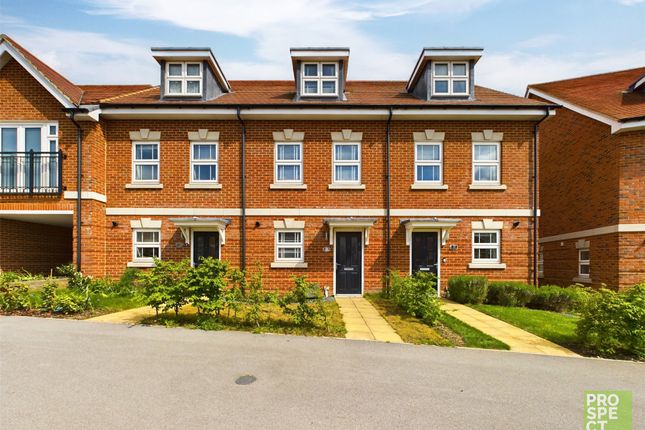 Thumbnail Terraced house for sale in Oak Avenue, Wokingham, Berkshire