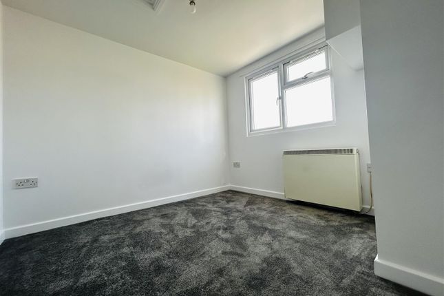 16, Sea Crescent, Jaywick photo 4