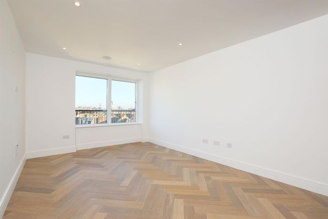 Flat to rent in New Kings Road, London