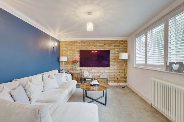 Flat for sale in Woodside, Leigh-On-Sea