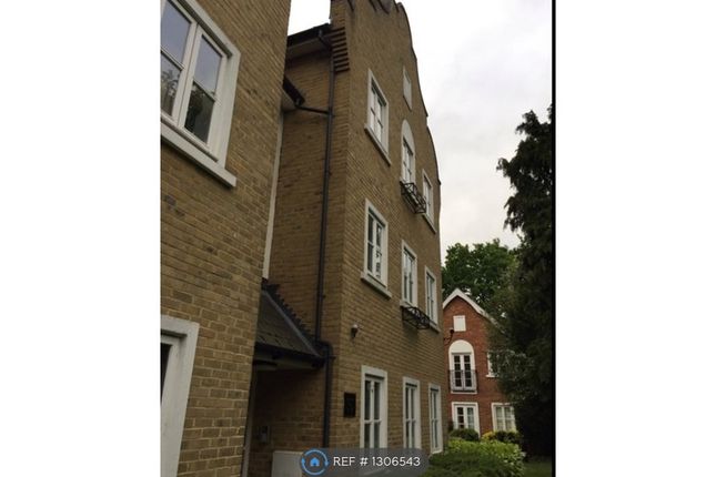 2 bed flat to rent in Upton Park, Slough SL1