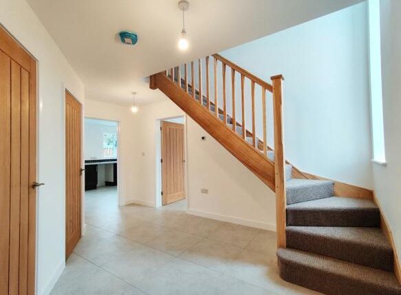 8a, Sutton Crescent, NORWICH photo 2