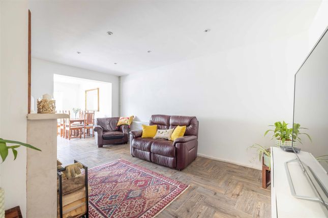 12, Grove Close, Windsor photo 3