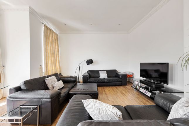 Triplex for sale in Devonshire House, Woodford Green, Essex