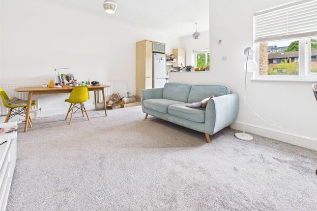 8d, Queens Road, Twickenham photo 2