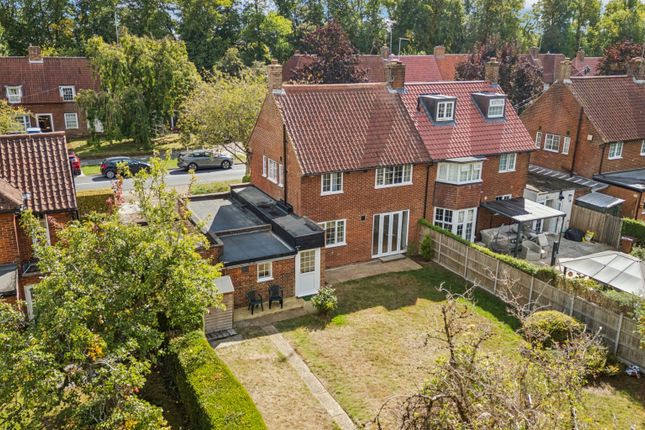 16, Longcroft Lane, Welwyn Garden City photo 2