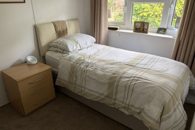 47 Fangrove Park, Lyne, CHERTSEY photo 4