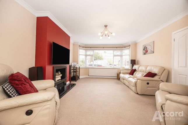 4 Garry Close, Romford photo 4