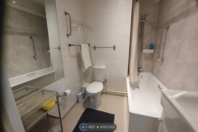 Flat, Broadwalk Court Palace Gardens Terrace, London photo 4