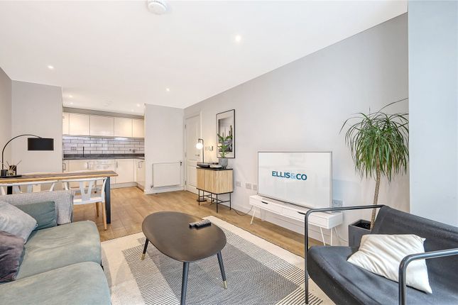 Flat for sale in Lapwing Heights, London