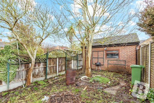 36, Sedgemoor Drive, Dagenham photo 4