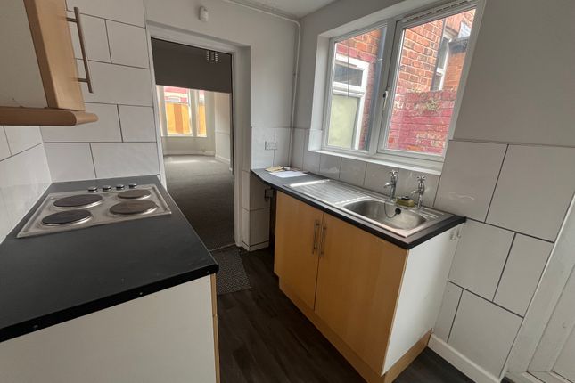 32, Birkenhead photo 3