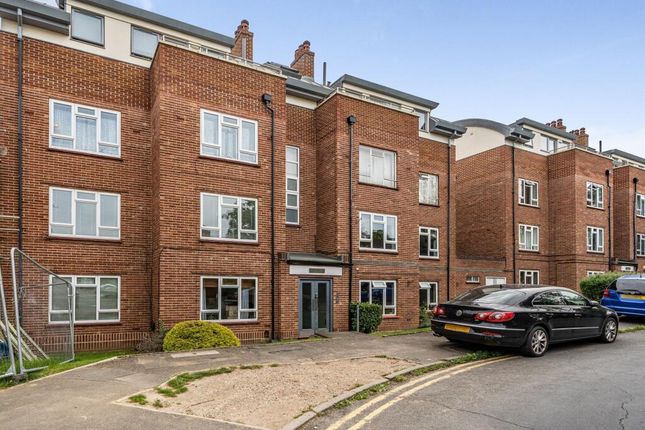 8 Hampshire Lodge, Courtlands, Maidenhead photo 2